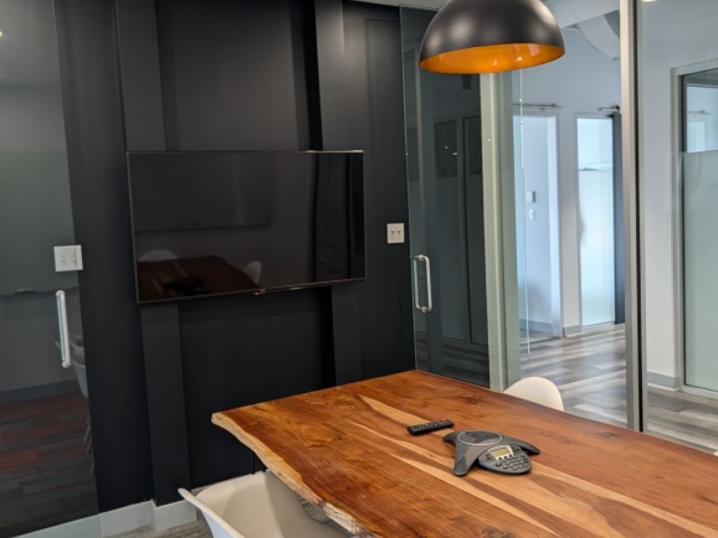 Rental of private offices and workstations - Laval - Direct access to A-440
