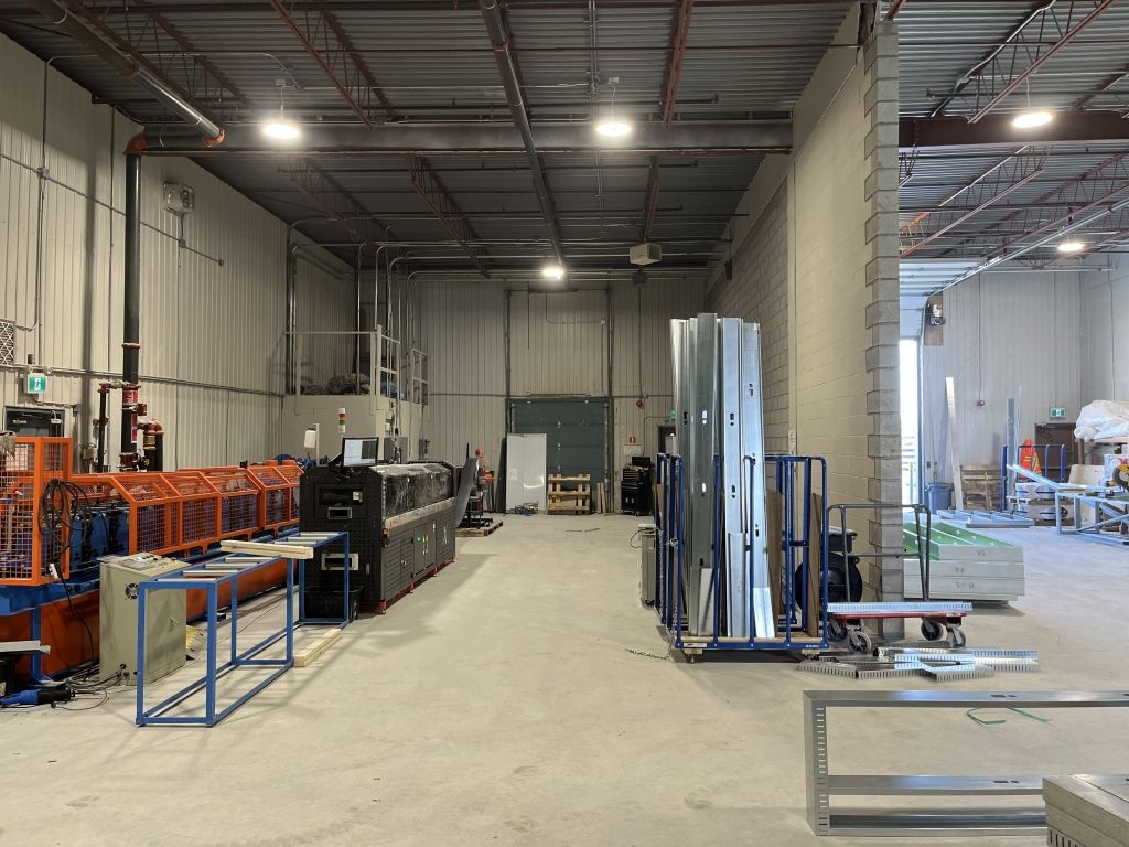 Local � louer - 6 000 pc, possibilit� d'usage commercial ou industriel, disponible au 1 juin 2026.