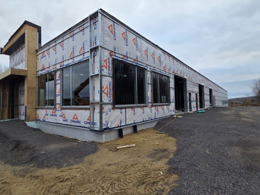 LOCAL INDUSTRIEL DANS UN IMMEUBLE NEUF BEAUPORT