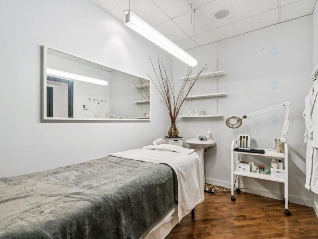 2663 sq. ft. Exceptional Visibility Ville-Marie Mtl