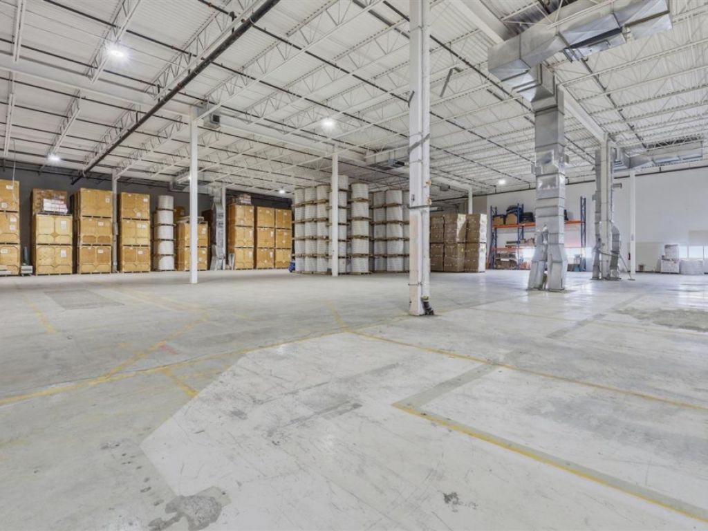 Industrial condo for lease or sale � 36,920 sq.ft. � Boisbriand