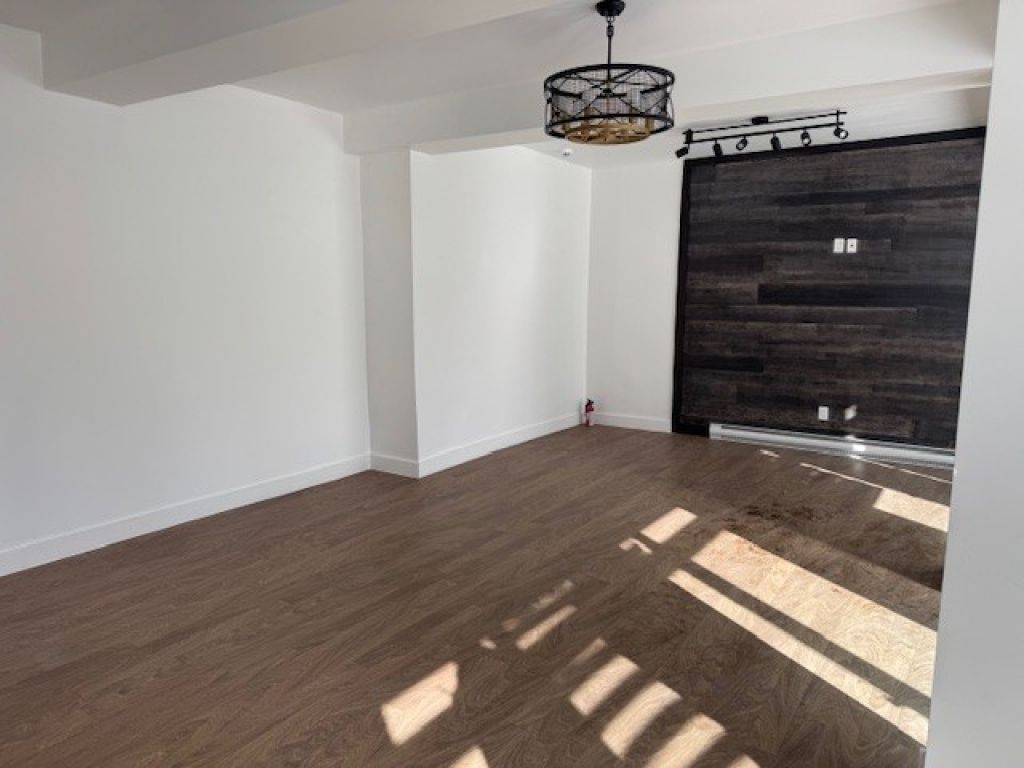 Excellent business location - 550 sq ft space