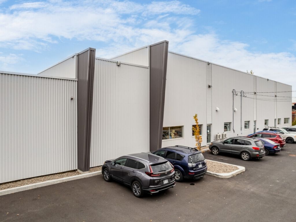 6,500 sqft warehouse for rent industrial building in Candiac