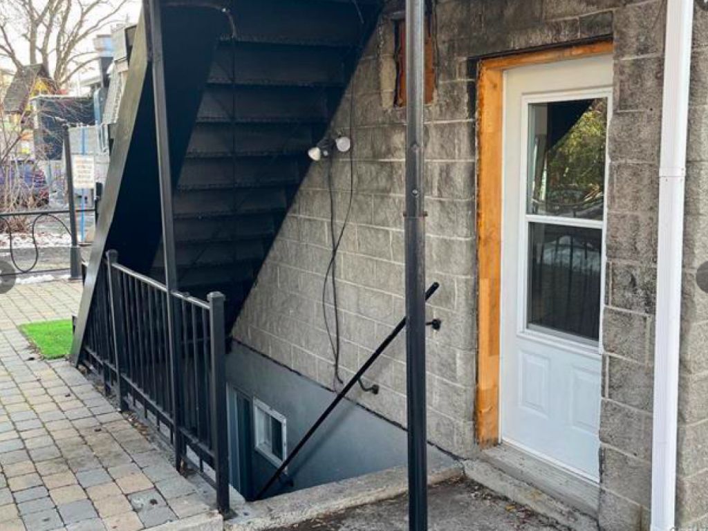 Commercial office for rent in Laval (basement)