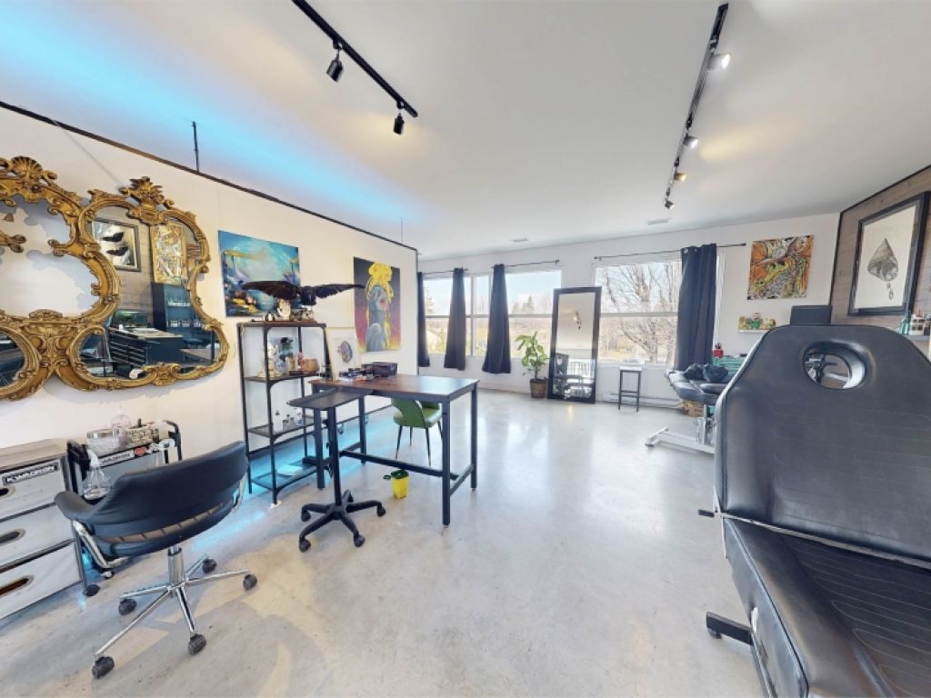 1,500 sq. ft. space on the 2nd floor in La Prairie