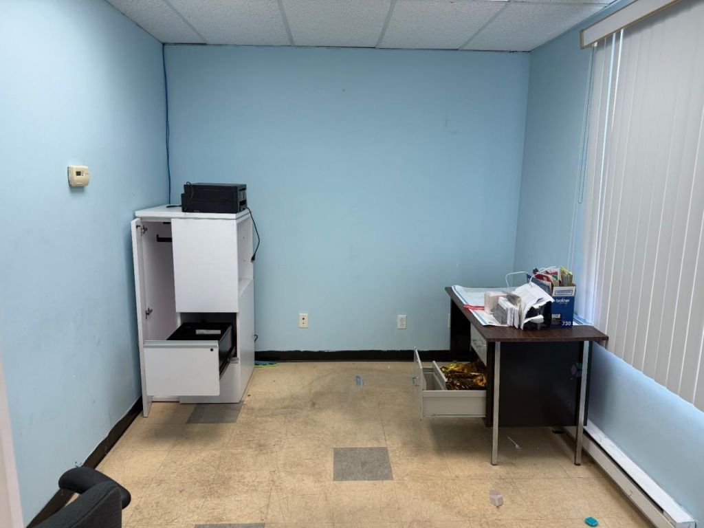 Office $520/month in busy shopping center of Montreal