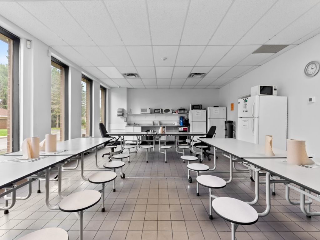 Industrial & commercial space for rent  accessible and flexible in the heart of Montrgie