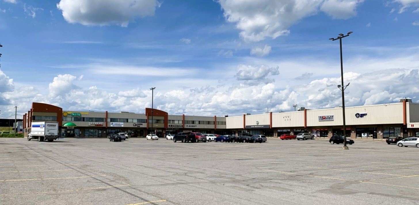LOCAL COMMERCIAL - CARREFOUR DE LA CAPITALE - LEBOURGNEUF - À louer