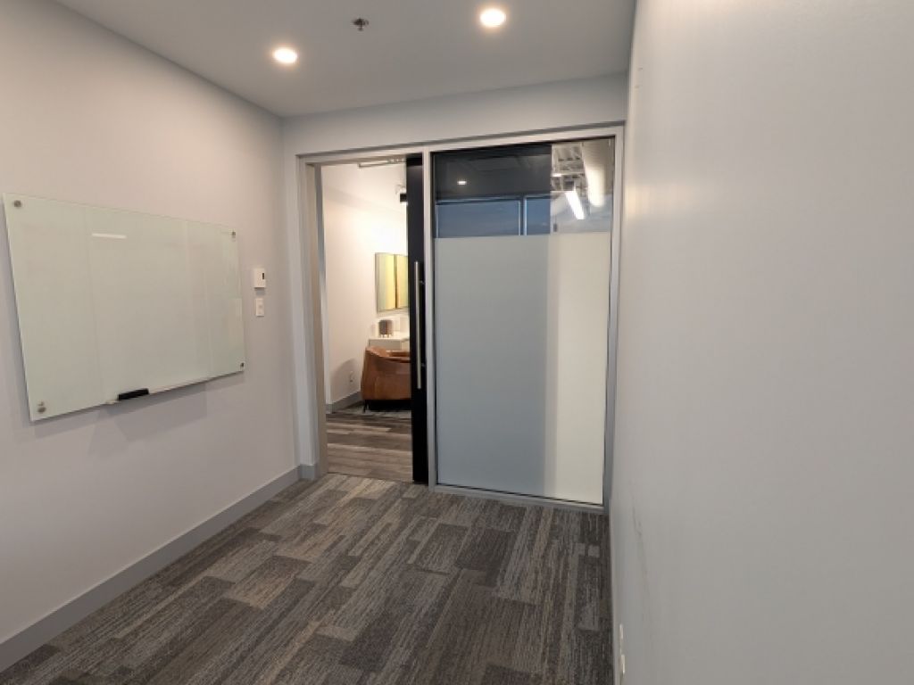 Rental of private offices and workstations - Laval - Direct access to A-440