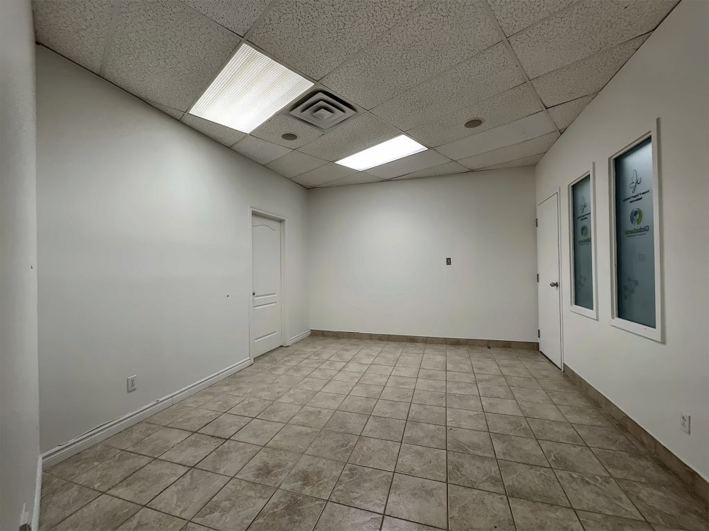 OFFICE SPACE FOR RENT - VERY BUSY 