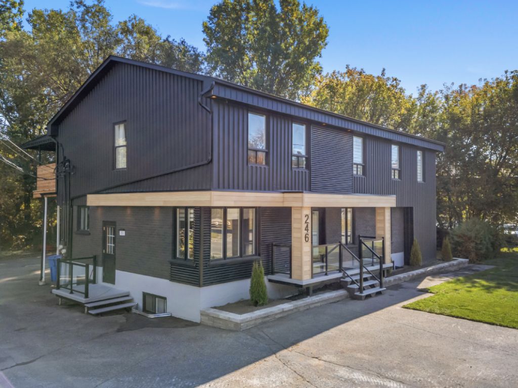 SEMI-COMMERCIAL SPACE FOR SALE