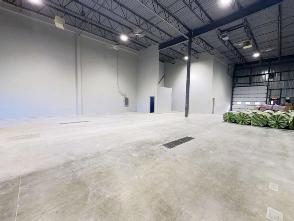 ESPACE INDUSTRIEL AVEC BUREAUX - LVIS