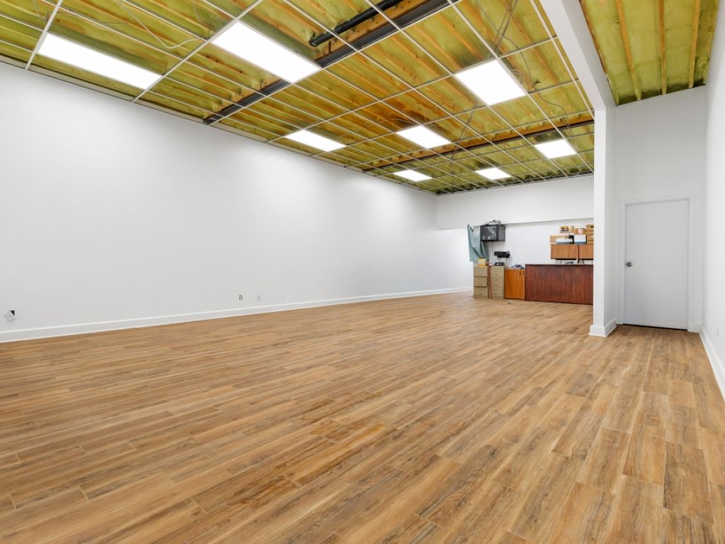 Local commercial avec garage - Emplacement stratgique - Occupation rapide