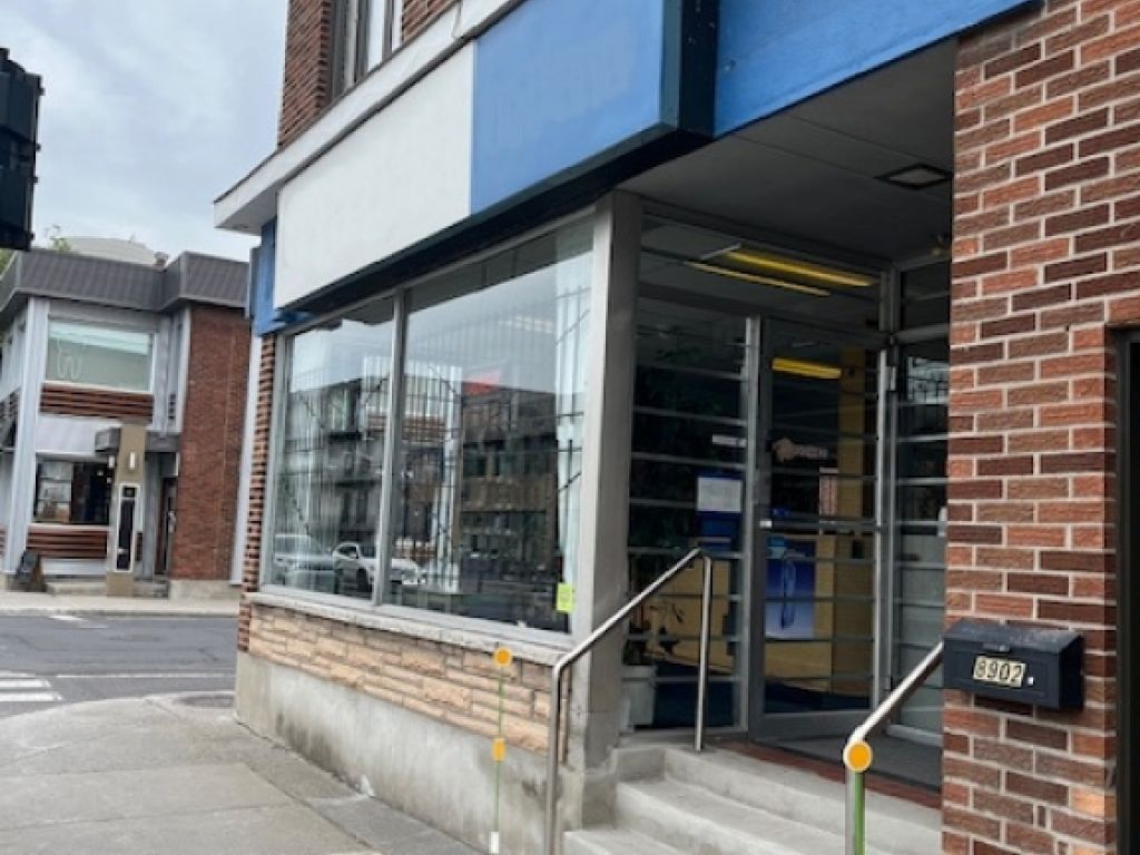 Commercial space on a busy street ideal for shops and businesses seeking  presence and visibility.