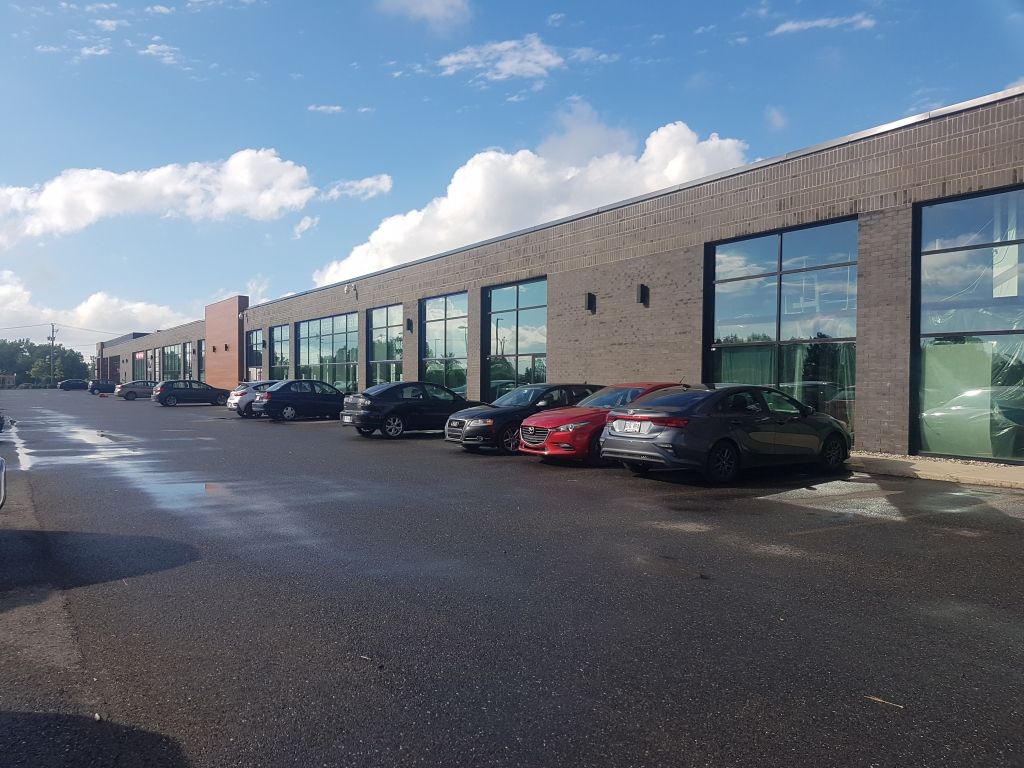  Commercial, industrial and office space in Longueuil