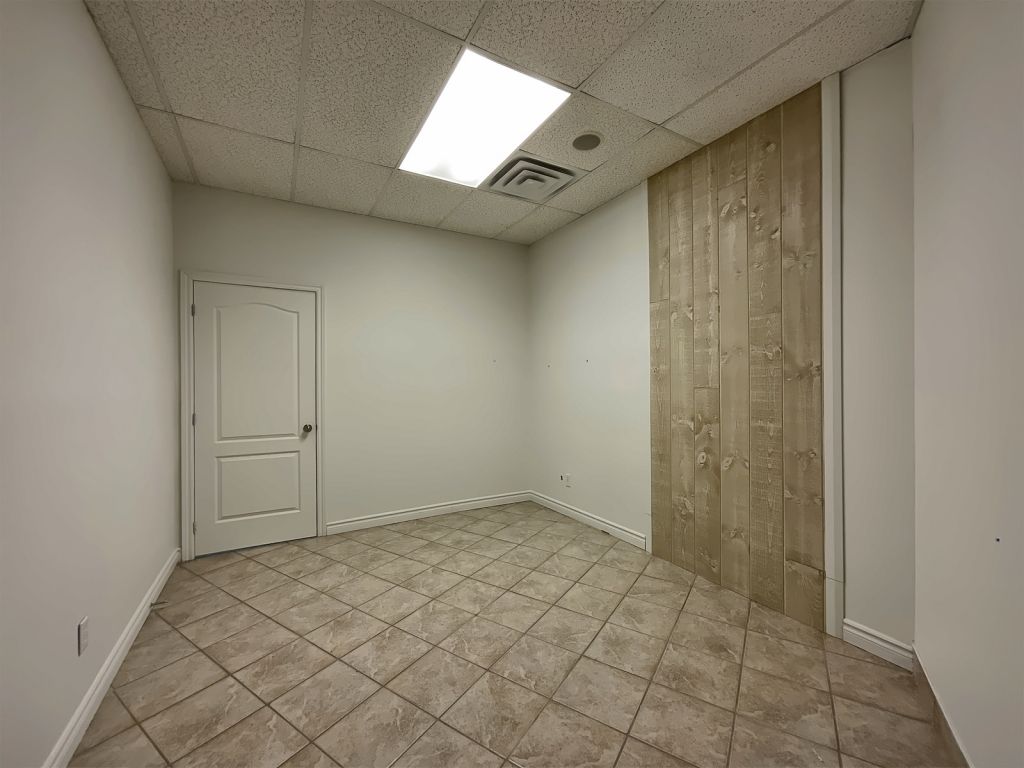 OFFICE SPACE FOR RENT - VERY BUSY 