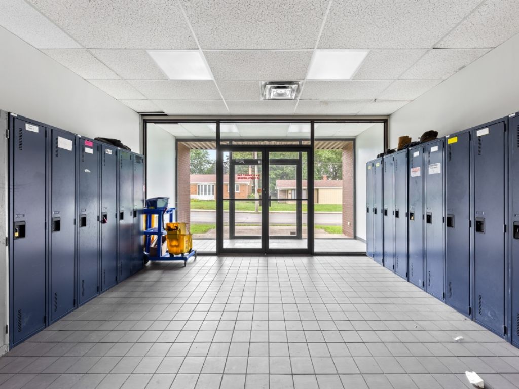 Industrial & commercial space for rent  accessible and flexible in the heart of Montrgie