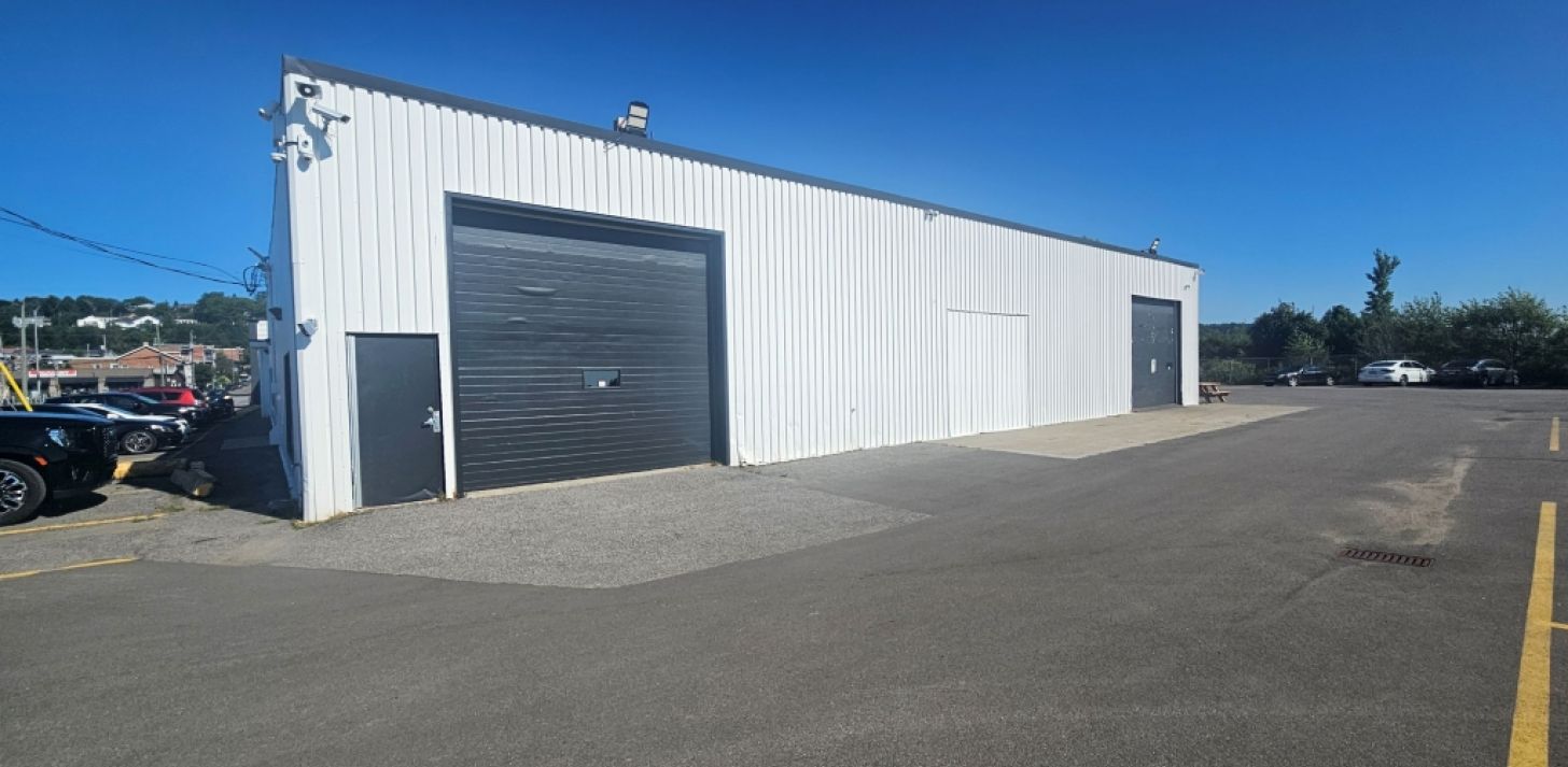 LOCAL SECTEUR MONTMORENCY AVEC PORTE DE GARAGE - À louer
