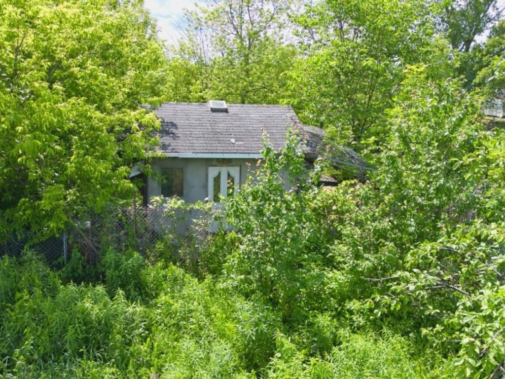 9,000 sq.ft. Agricultural land for rent in Laval (Auteuil)