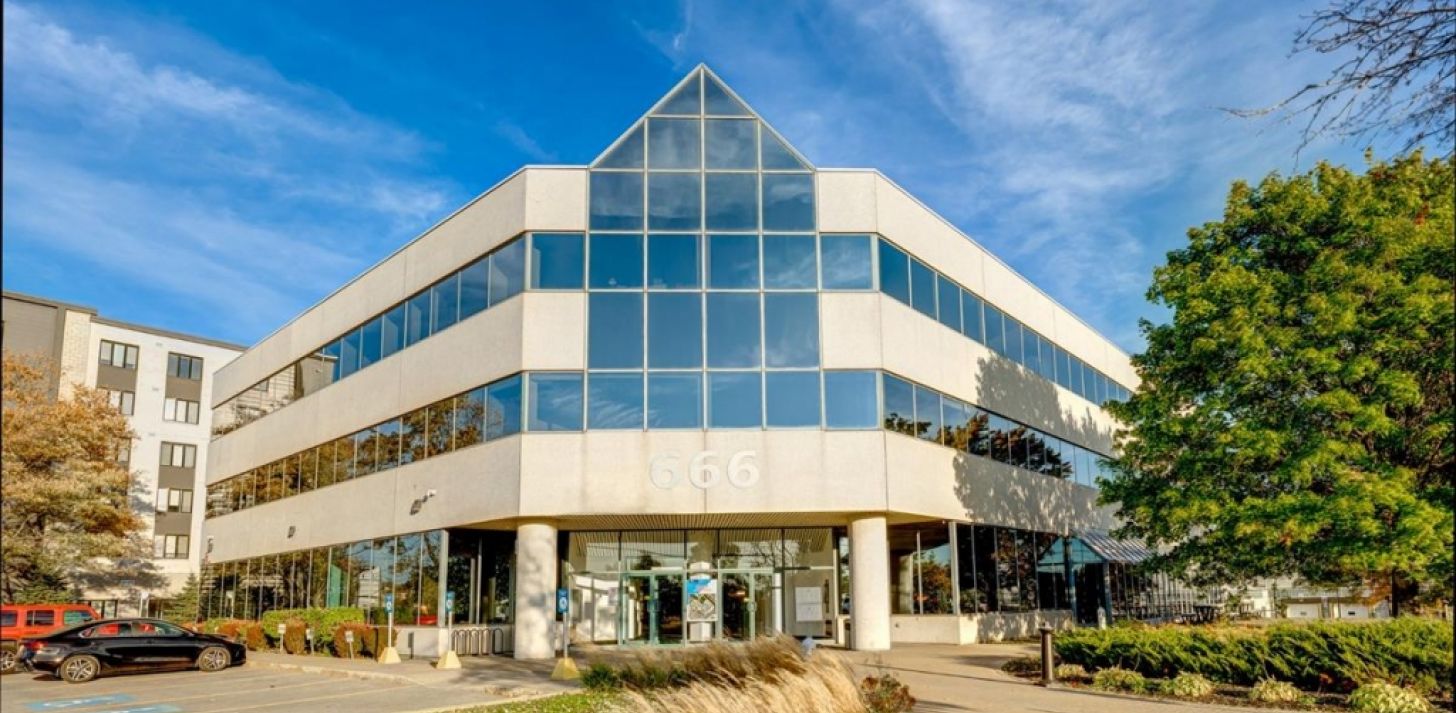 Espace bureau &agrave; louer - 666 Boul. St-Martin O., local 220 - &Agrave; louer