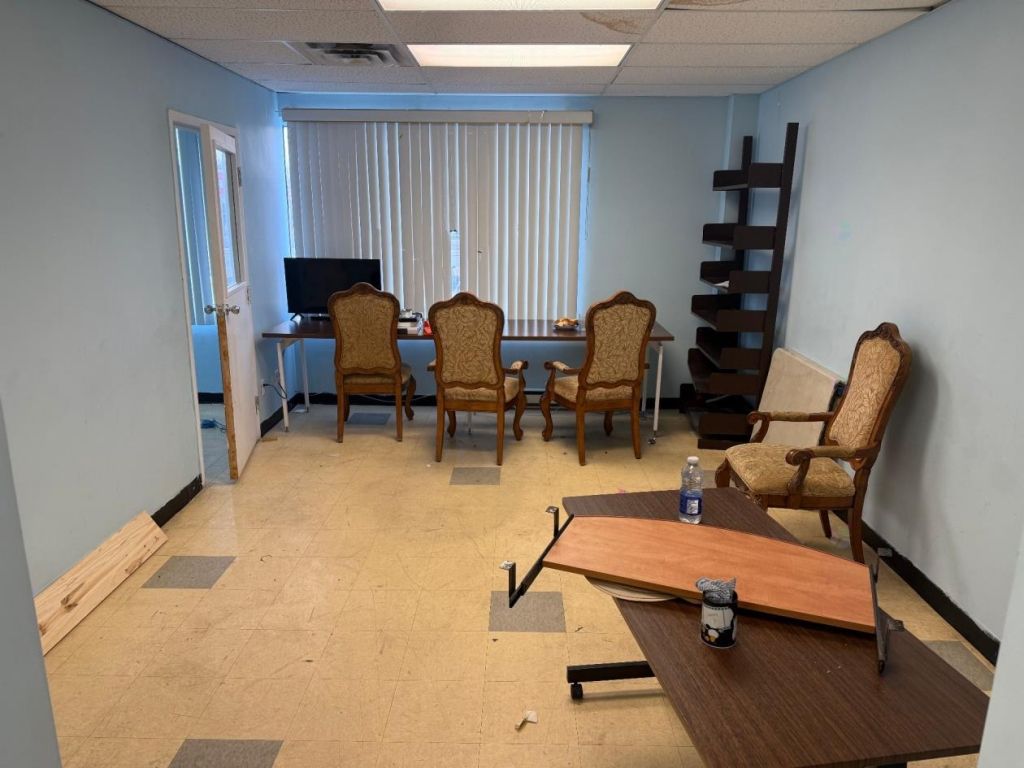 Office $520/month in busy shopping center of Montreal