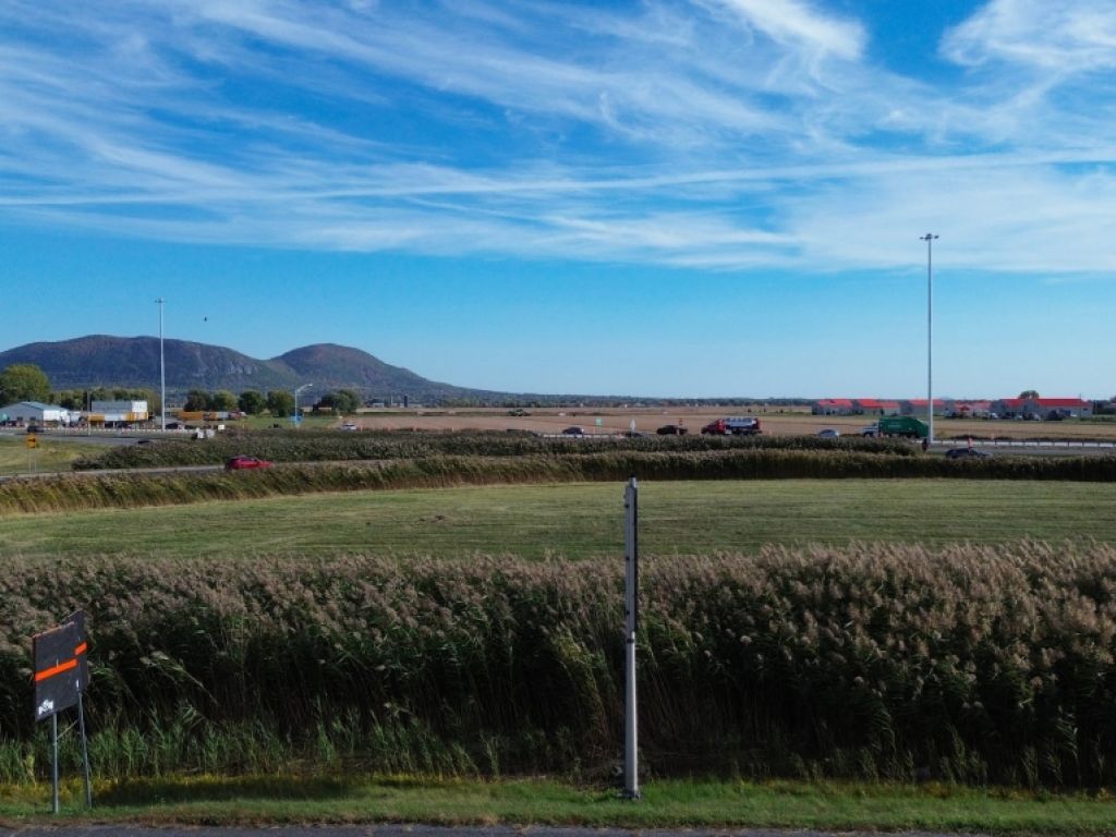 Commercial / Industrial Space for Lease 6000, 9000 et 15000 Sc.ft� Prime Location Along Highway 20