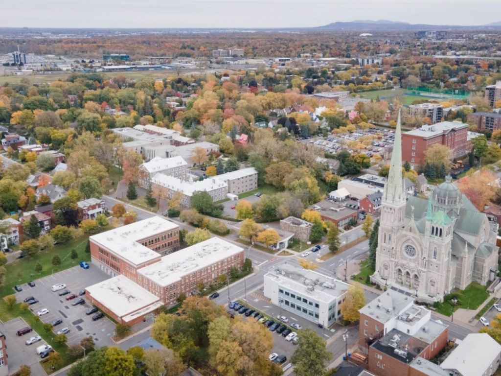 2,875 sqft office in a centennial building in Longueuil