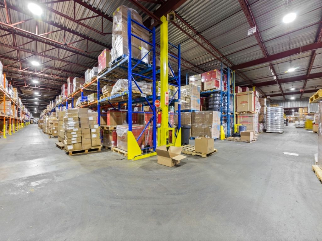 Industrial & commercial space for rent  accessible and flexible in the heart of Montrgie