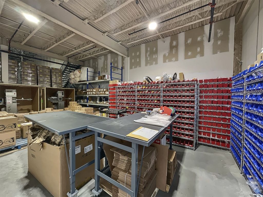 Industriel space for Rent Laval - 6 985 FT2