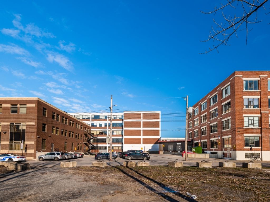 Espaces bureaux et industriels  louer-District Beaumont-6833 De L'pe