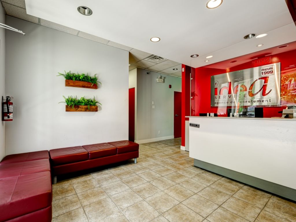 COMMERCIAL SPACE FOR RENT, 1568 SQ.FT. IN FRONT THE COLLGE METRO