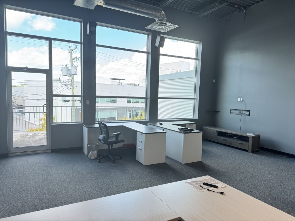 📍 Commercial Condo for Rent  1st Floor  Prime Laval Location (Hwy 440)
