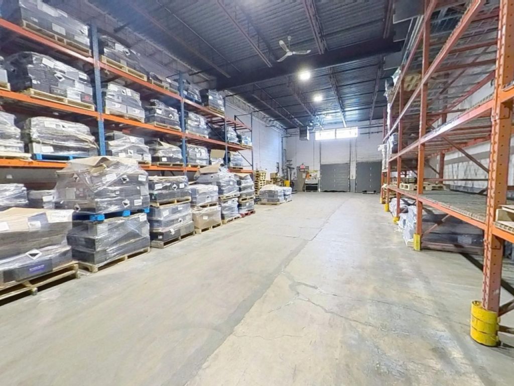 Local industriel avec bureaux � Parc Colbert � Sainte-Foy