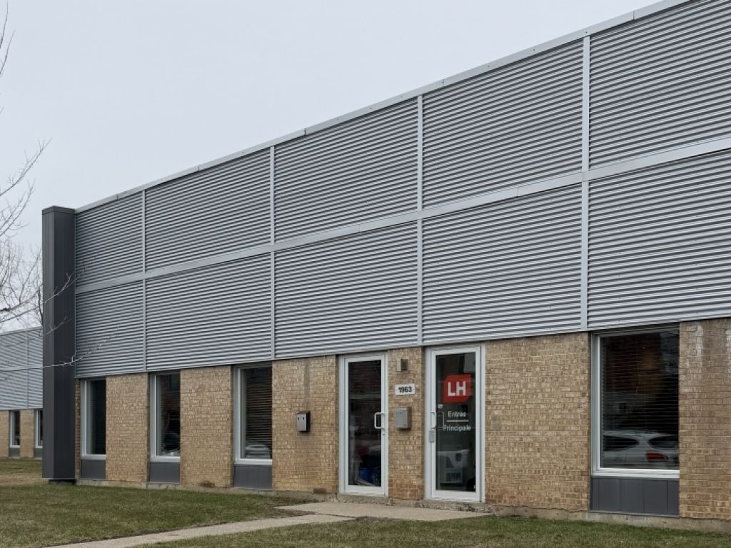 Well-located industrial space with 7 loading docks 