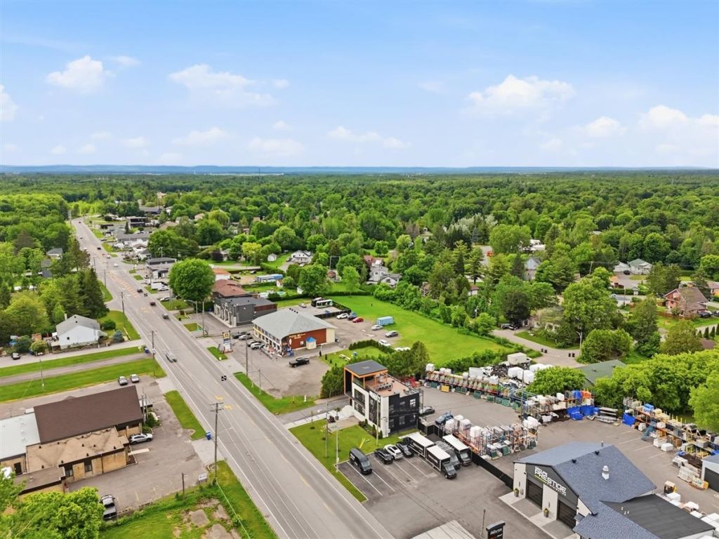 Commercial/office building for sale