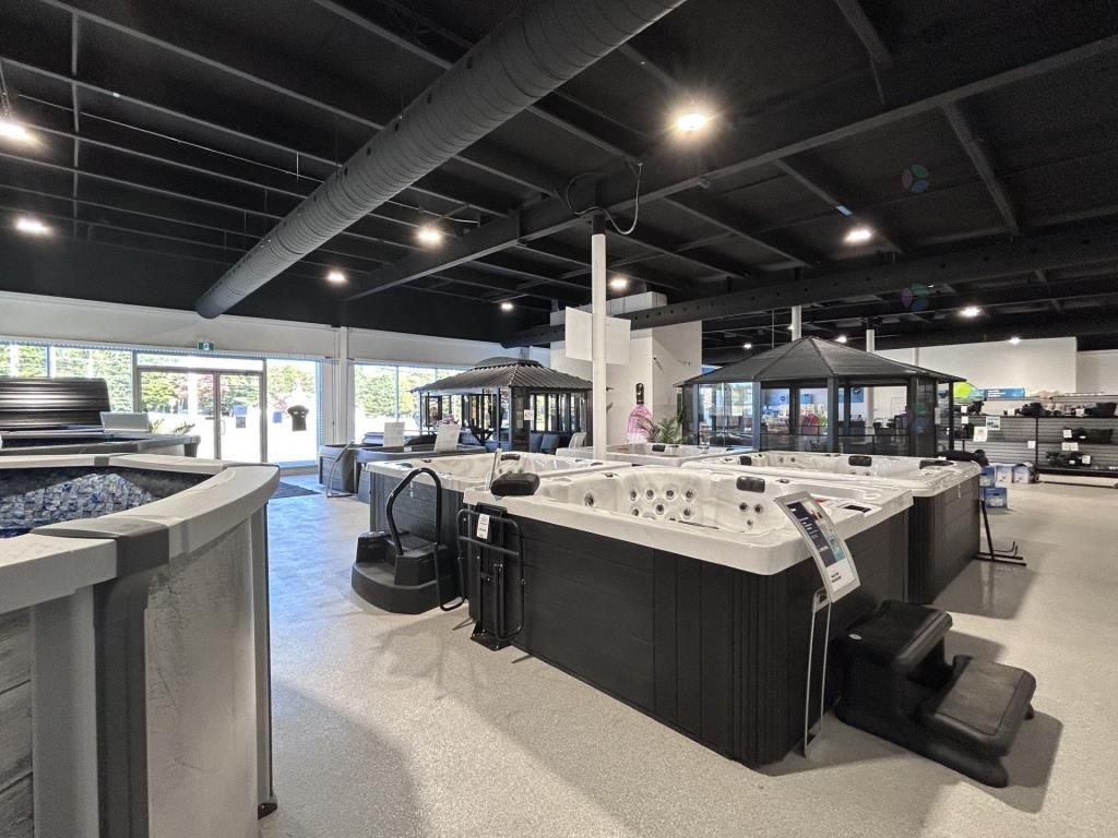 Building on Cur�-Labelle blvd. in St-J�r�me � EXCEPTIONAL VISIBILITY